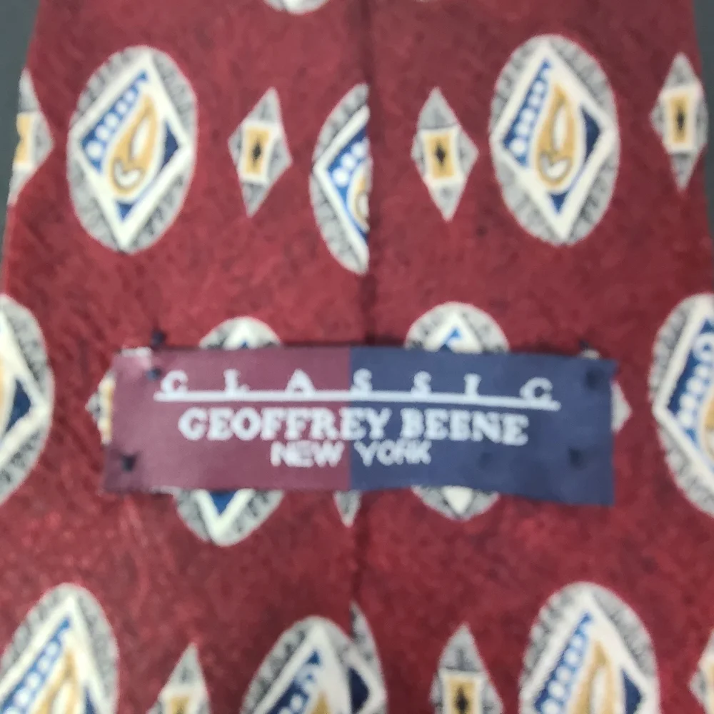 Geoffrey Beene Classic New York  Tie.